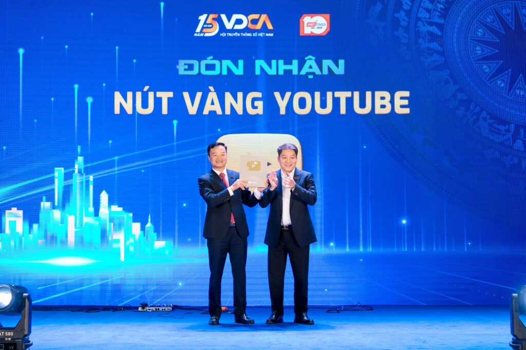 Digilife trao nút vàng Youtube cho tạp chí Viettimes